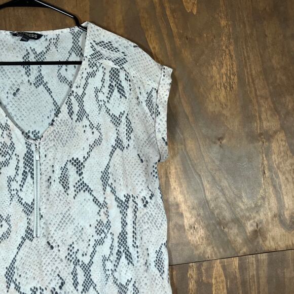 Express Womens Blouse Cream Gray Snakeskin V Neck Zip Front Cap Short Sleeve L - Picture 5 of 12